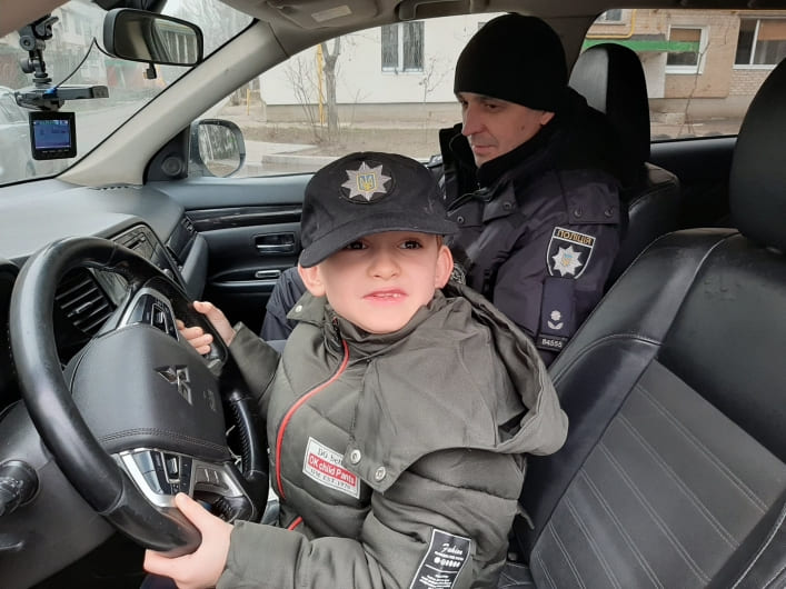 Мелитопольские полицейские поздравили с праздником маленького сына погибшего воина 